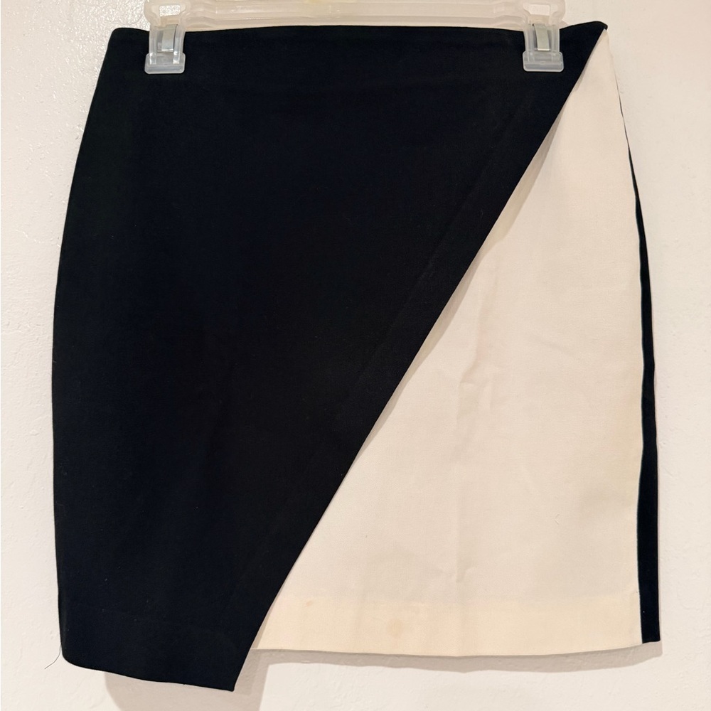 Banana Republic Women's Color block Black And White Mini Skirt Size 2